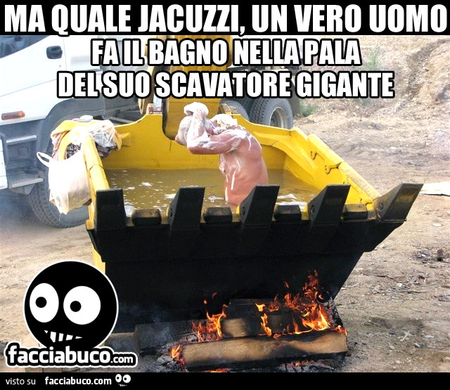 Ma quale jacuzzi, un vero uomo fa il bagno nella pala della suo scavatore gigante