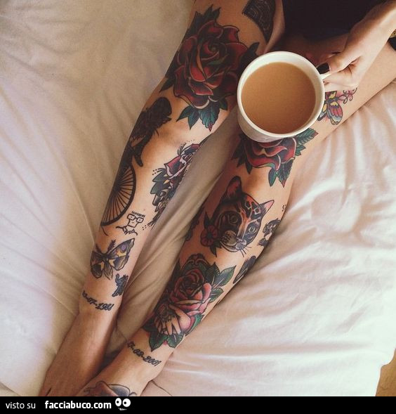 Tisana e gambe tatuate