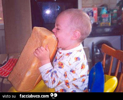 Piccolo bimbo tenta di addentare enorme panino