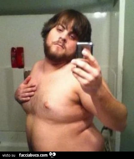 Ciccione si scatta selfie nudo in bagno