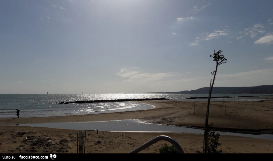 Fiumiciattolo che sfocia in mare