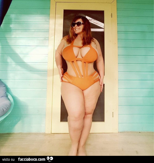 Ragazza curvy in bikini con belle tette