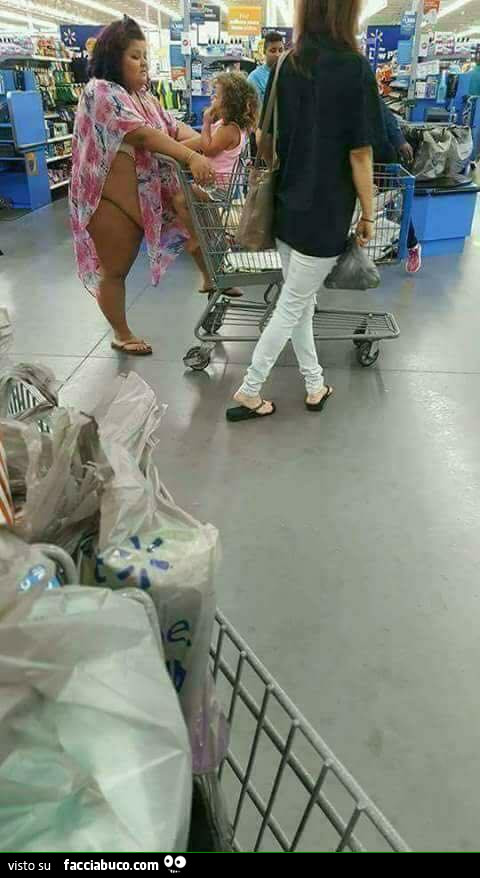 Cicciona nuda sotto il vestitino al supermercato