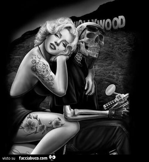 Marilyn Monroe in moto assieme allo scheletro