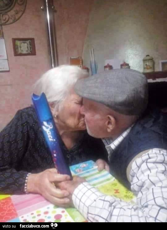 Anziani che si baciano