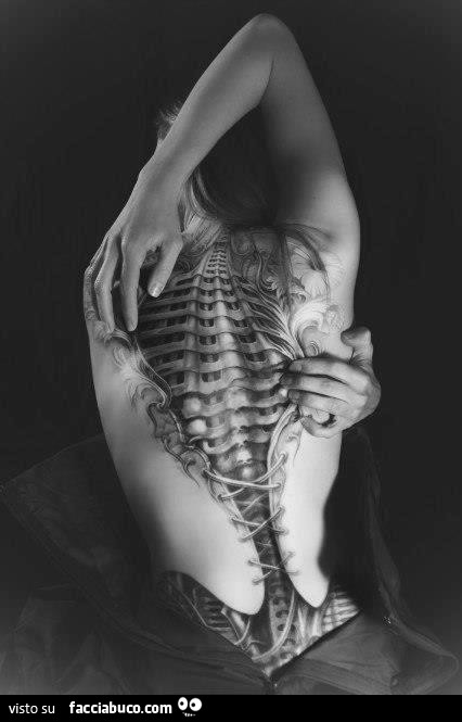 Tatuaggio spina dorsale meccanica