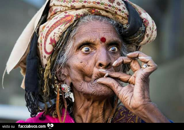 Donna indiana che fuma spinello