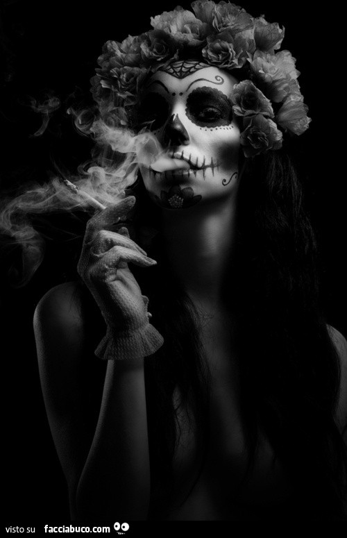 Ragazza truccata da teschio che fuma