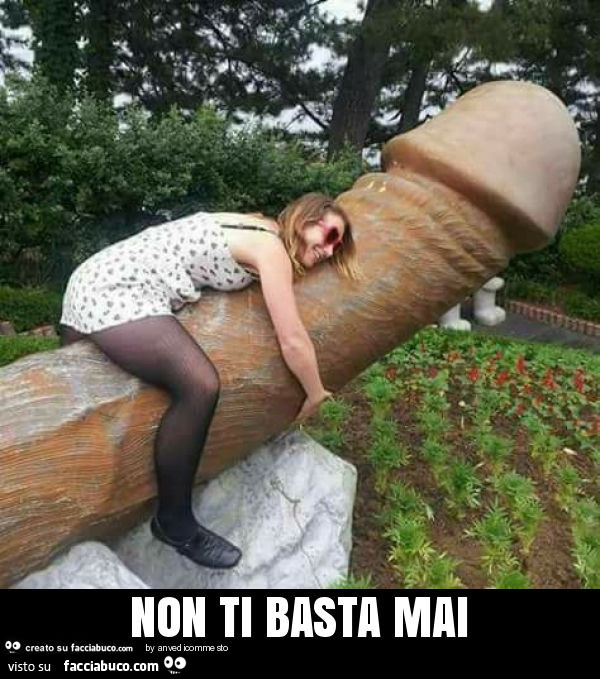 Ragazza su cazzo di legno gigane. Non ti basta mai