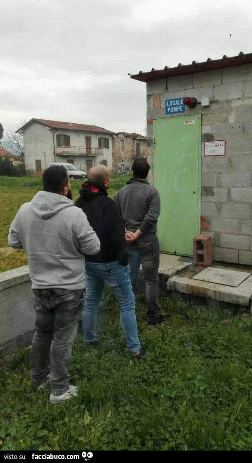 La fila dietro il locale pompe