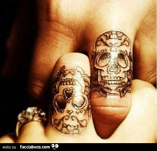 Teschi tatuati sulle dita come fossero anelli