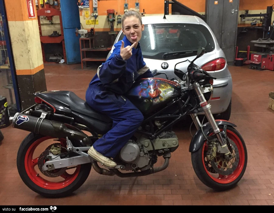 Limoncino con la nuova moto in officina