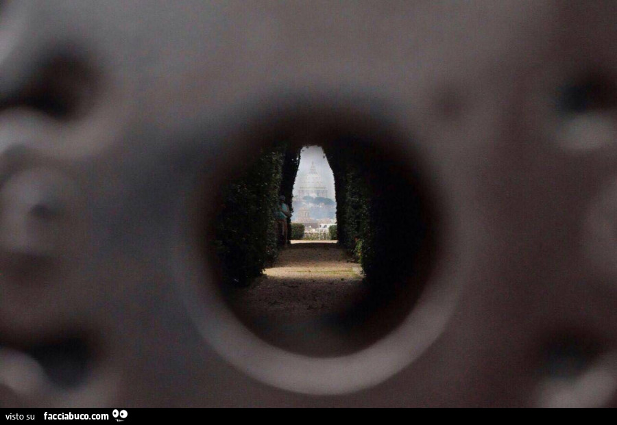 La Cupola di San Pietro vista dalla serratura