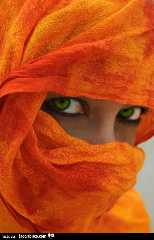 Occhi di ragazza con velo arancione