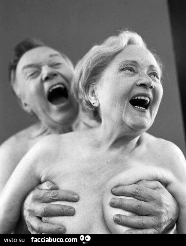 Vecchi fanno sesso. Lui le tiene le tette
