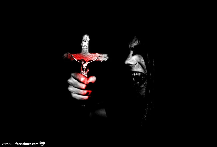 Vampira indemoniata con crocifisso in mano