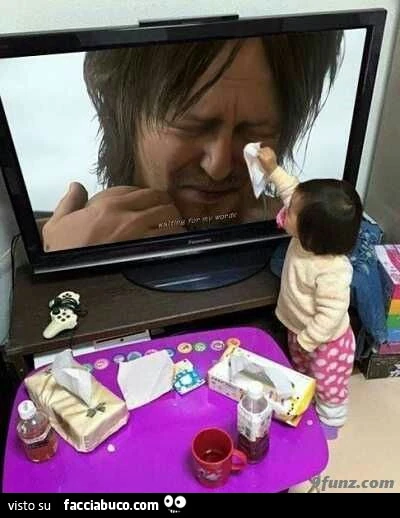 Bimba asciuga le lacrime all'attore che piange in TV